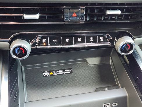 New 2026 Chevrolet Suburban High Country image 15