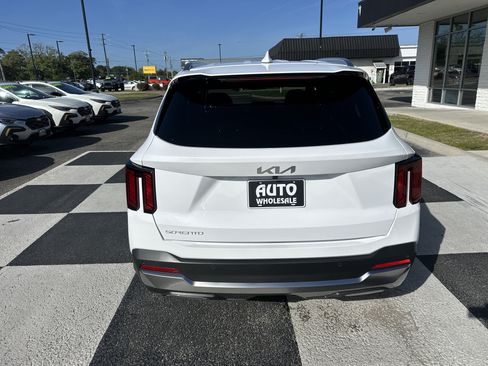 Used 2025 Kia Sorento S FWD image 4