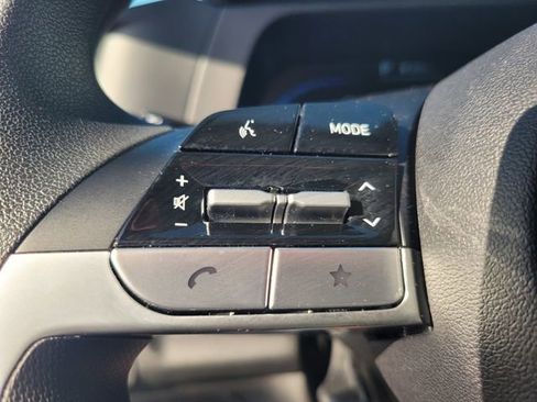 Used 2025 Hyundai Elantra SE FWD image 28