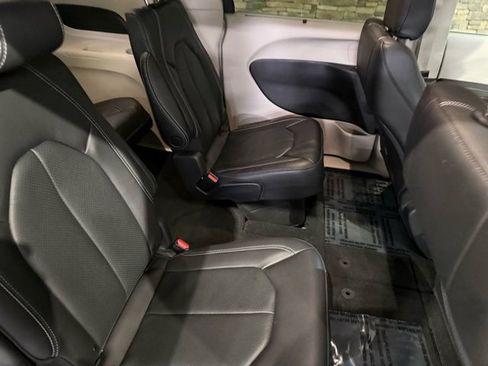 Used 2022 Chrysler Pacifica Touring-L image 4
