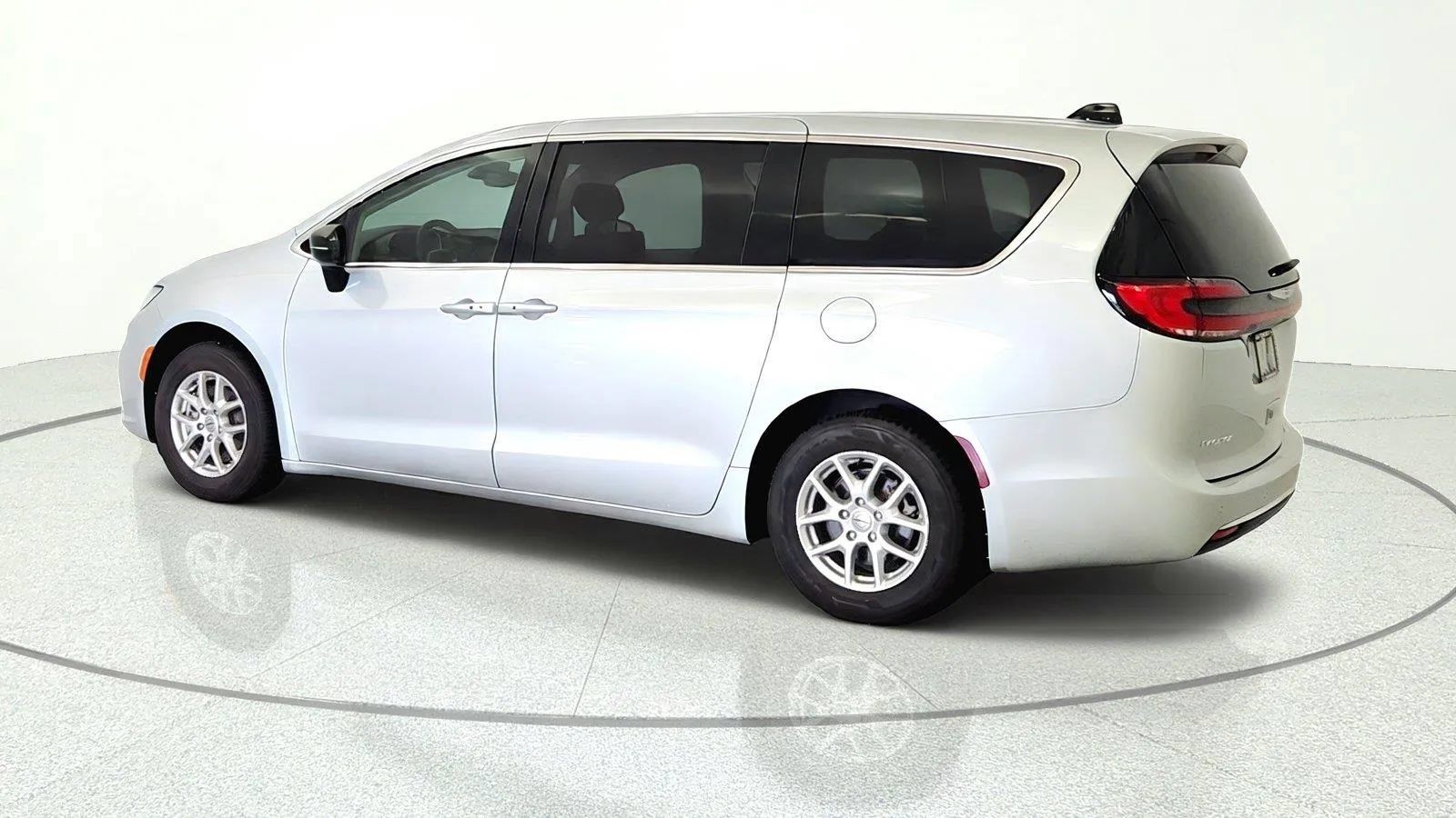 Used 2024 Chrysler Pacifica Touring-L FWD image 4