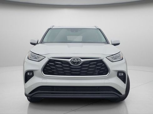 Used 2025 Toyota Highlander Limited image 3