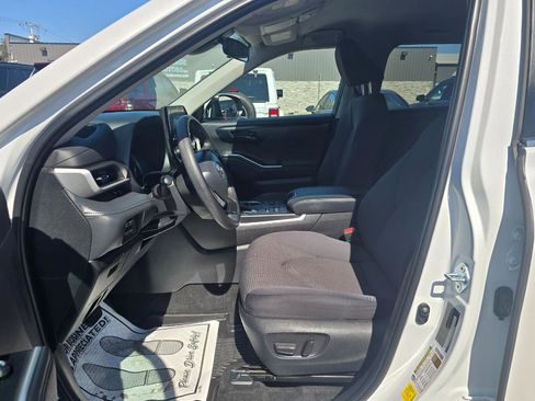 Used 2023 Toyota Highlander L image 12