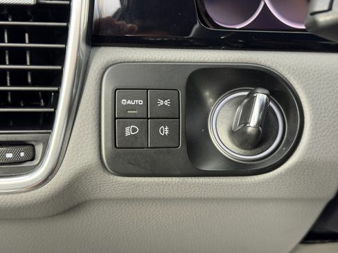 Used 2022 Porsche Cayenne Platinum Edition image 19