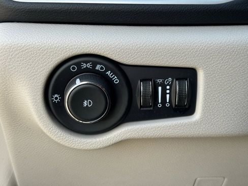 Used 2024 Chrysler Pacifica Touring-L image 24