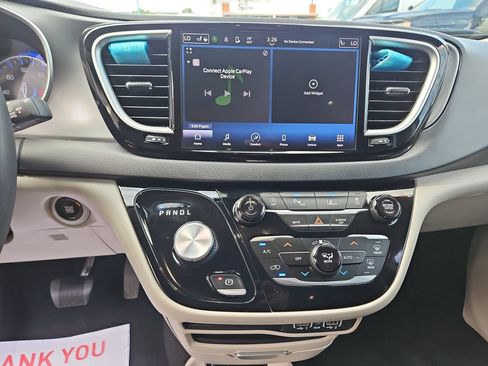 Used 2023 Chrysler Pacifica Touring-L FWD image 17