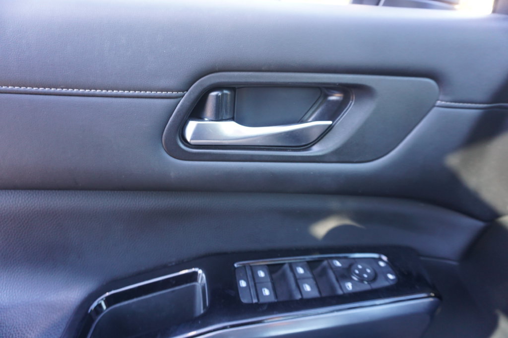 Used 2024 Nissan Pathfinder SL w/ SL Premium Package FWD image 4