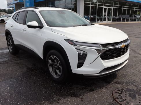 Used 2024 Chevrolet Trax LT w/ Driver Confidence Package FWD image 2