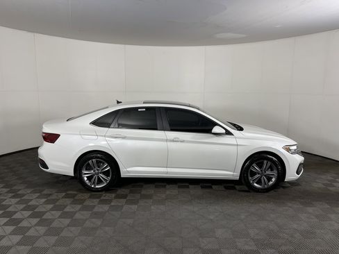 Used 2024 Volkswagen Jetta SE w/ Panoramic Sunroof Package image 5