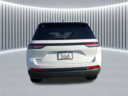 New 2025 Jeep Grand Cherokee Altitude image 4