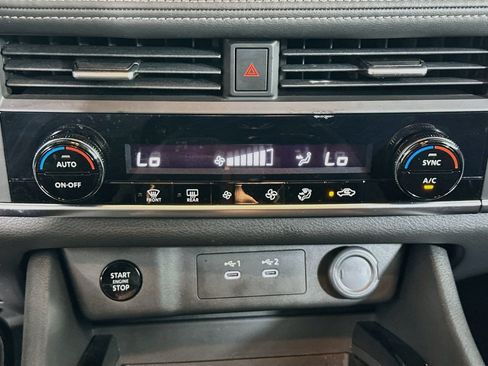 Used 2025 Nissan Rogue SV AWD/4WD image 24