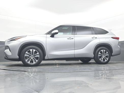 Used 2022 Toyota Highlander XLE FWD image 23