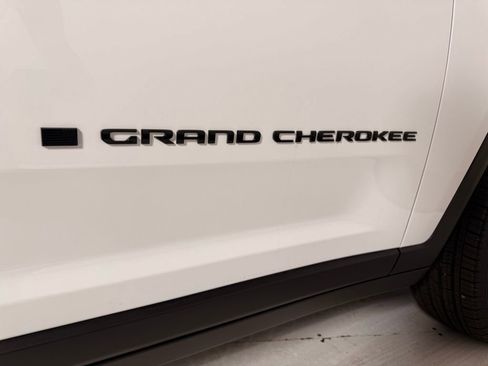 New 2025 Jeep Grand Cherokee L Altitude AWD/4WD image 19
