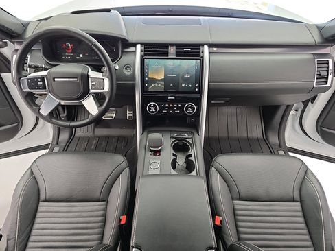 Certified 2024 Land Rover Discovery Metropolitan Edition image 9