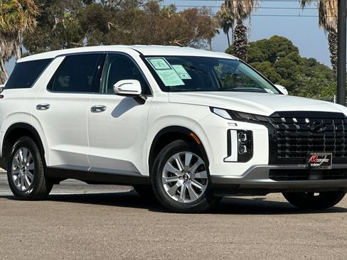 Used 2023 Hyundai Palisade SE image 2
