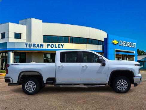 Used 2025 Chevrolet Silverado 2500 LT w/ Convenience Package AWD/4WD image 8