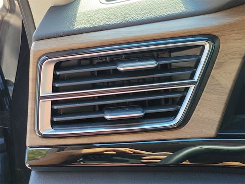 Used 2025 Volkswagen Atlas SE image 32