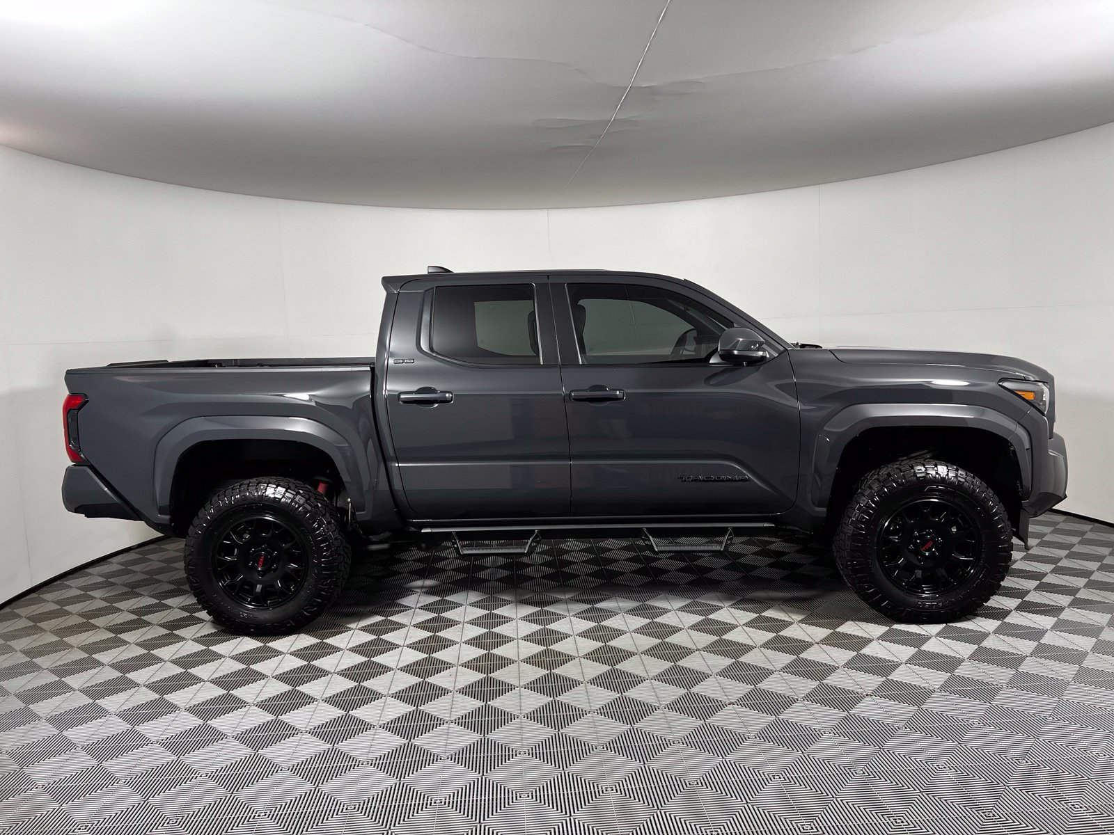 Certified 2025 Toyota Tacoma SR5 AWD/4WD image 4