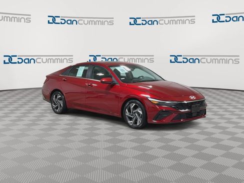 Used 2025 Hyundai Elantra SEL FWD image 2