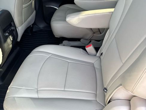 Used 2021 Buick Enclave Essence FWD image 12