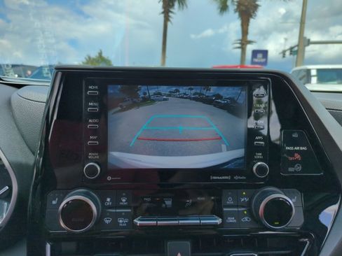 Used 2021 Toyota Highlander XLE FWD image 13