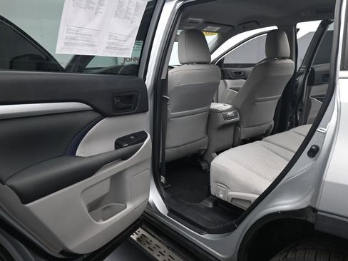 Used 2019 Toyota Highlander LE FWD image 16
