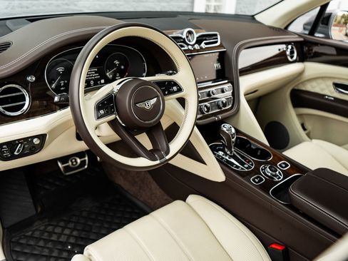 Certified 2022 Bentley Bentayga AWD/4WD image 31