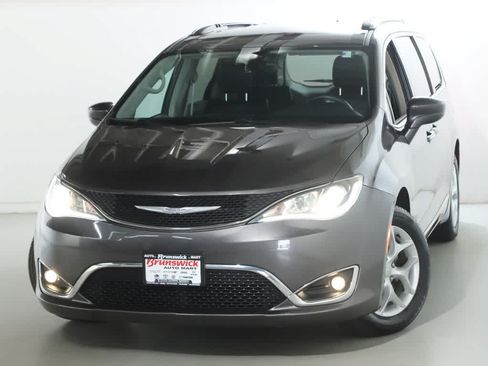 Used 2017 Chrysler Pacifica Touring-L Plus w/ Tire & Wheel Group FWD image 2