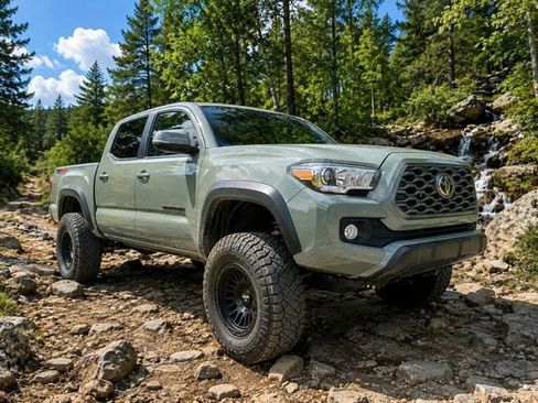 Used 2023 Toyota Tacoma TRD Off-Road AWD/4WD image 1
