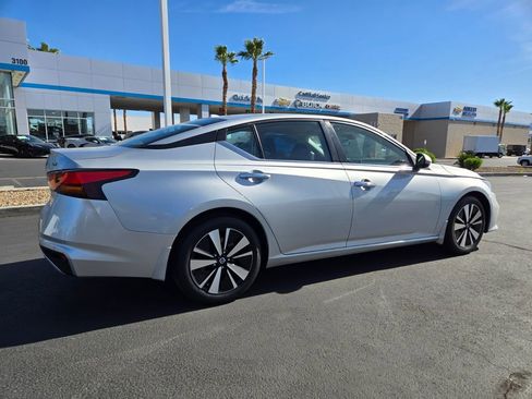 Used 2022 Nissan Altima 2.5 SV FWD image 6