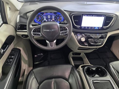 Certified 2023 Chrysler Pacifica Touring-L image 13