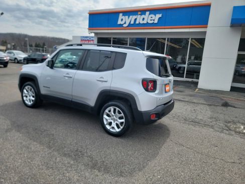 Used 2017 Jeep Renegade Latitude image 4