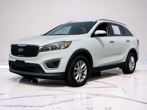 Used 2017 Kia Sorento LX FWD image 4
