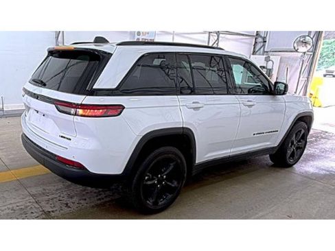 Used 2023 Jeep Grand Cherokee Limited w/ Black Appearance Package AWD/4WD image 4