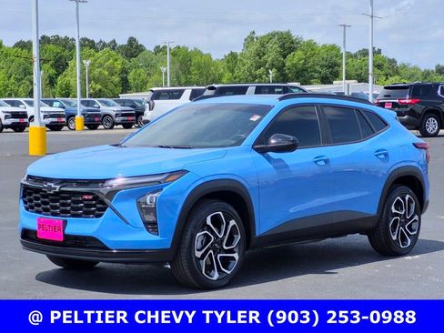 Used 2024 Chevrolet Trax RS w/ Sunroof Package FWD image 3