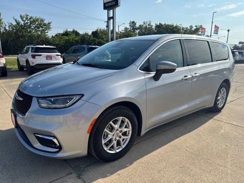 Used 2023 Chrysler Pacifica Touring-L FWD image 7