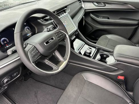 New 2025 Jeep Grand Cherokee Altitude image 10