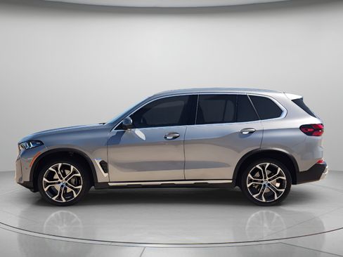 Used 2025 BMW X5 xDrive40i w/ Parking Assistance Package AWD/4WD image 2