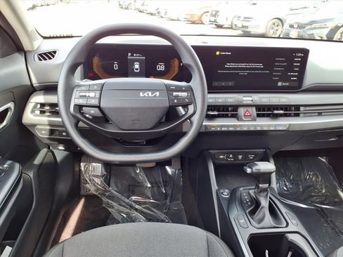 Used 2025 Kia K4 LXS image 12
