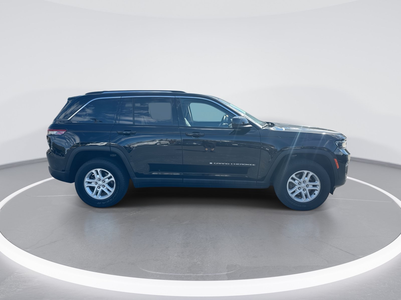 Used 2023 Jeep Grand Cherokee Laredo w/ Luxury Tech Group I AWD/4WD image 10