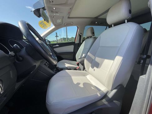 Used 2018 Volkswagen Tiguan SEL AWD/4WD image 18