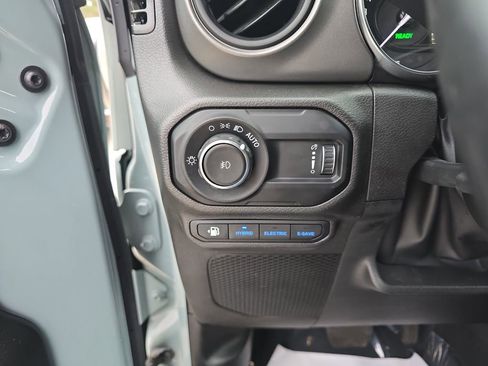 Used 2023 Jeep Wrangler Unlimited w/ Sun & Screen Package image 32