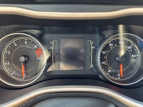 Used 2016 Jeep Cherokee Sport image 19