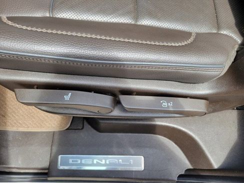 Used 2021 GMC Yukon Denali w/ Denali Premium Package image 32