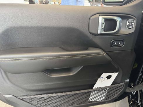 Used 2025 Jeep Wrangler Unlimited Sahara AWD/4WD image 16