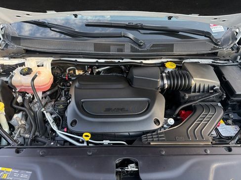 Used 2025 Chrysler Pacifica Select FWD image 17