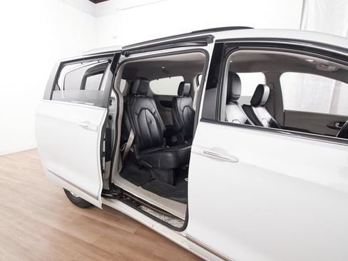Used 2017 Chrysler Pacifica Touring-L FWD image 6