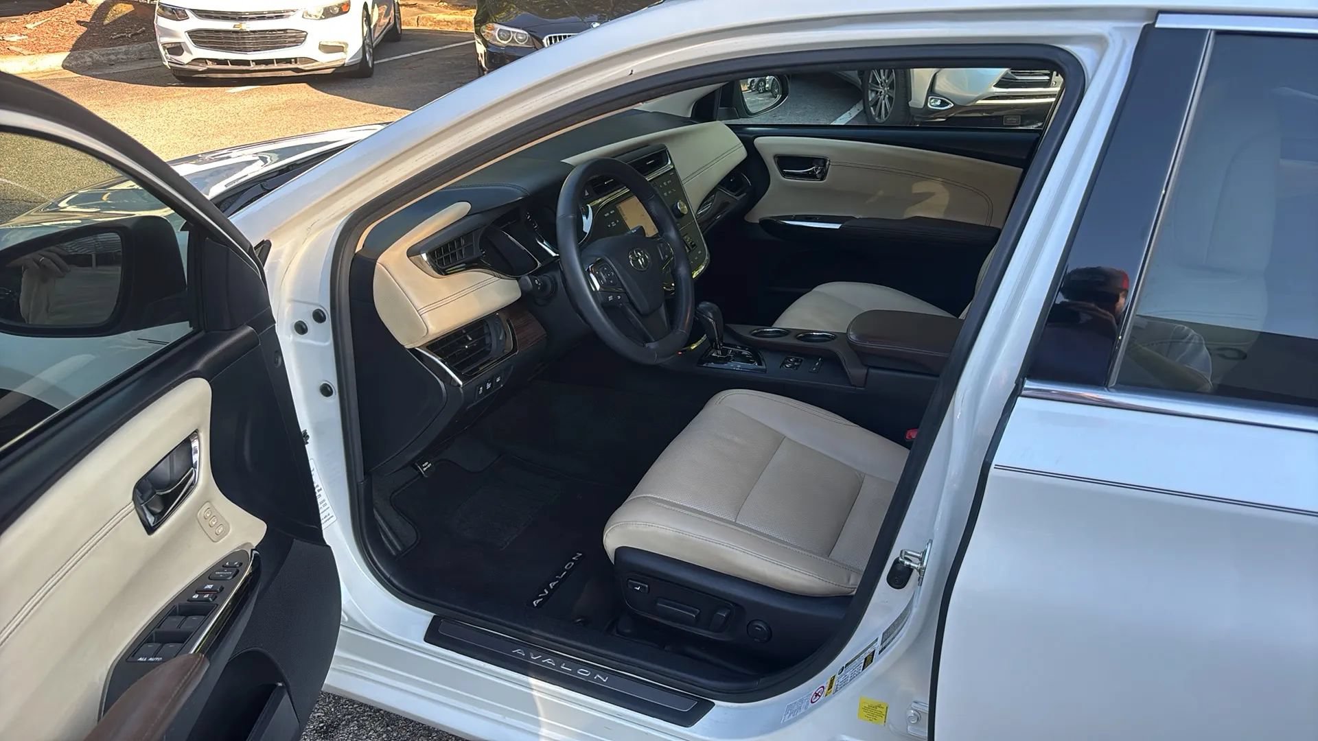 Used 2013 Toyota Avalon Limited w/ Technology Pkg FWD image 18