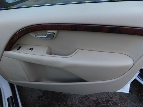 Used 2010 Volvo V70 FWD image 21