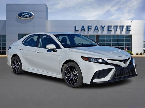 Used 2024 Toyota Camry SE image 1